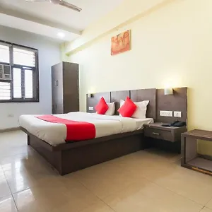 Oyo 67810 Lals Hotel